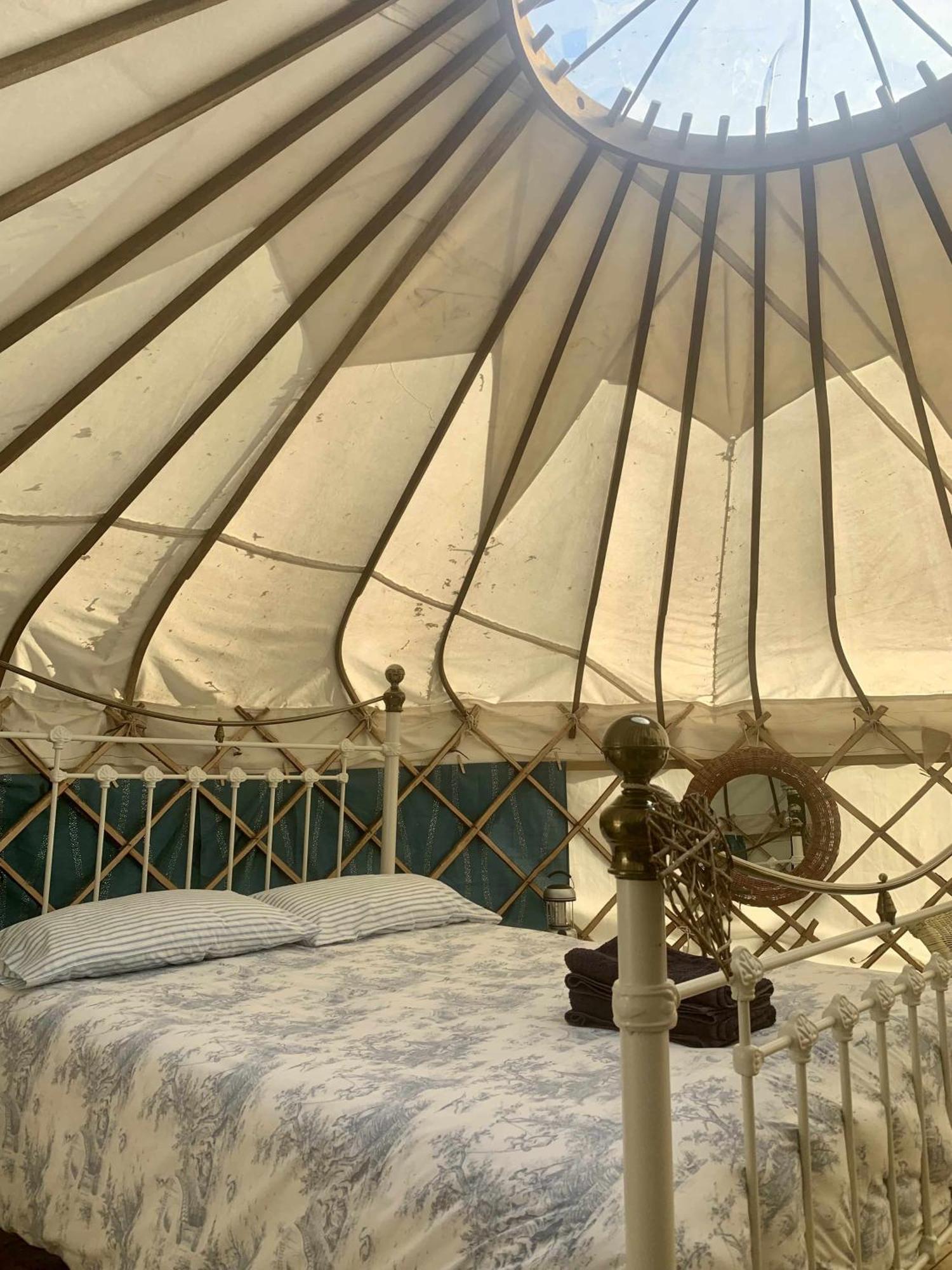 Ceridwen Glamping, Double Decker Bus And Yurts Hotel Llandysul Екстериор снимка