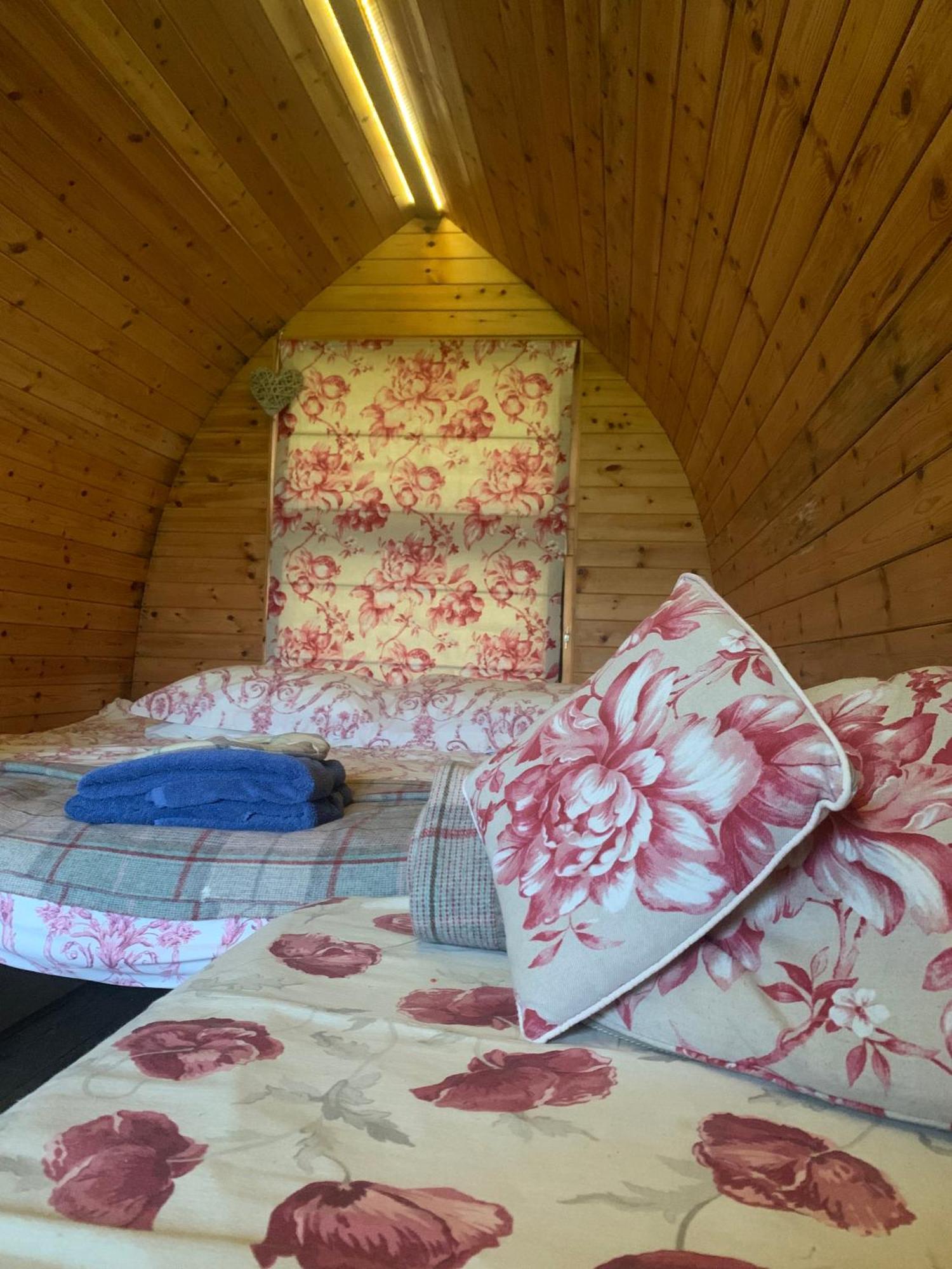 Ceridwen Glamping, Double Decker Bus And Yurts Hotel Llandysul Екстериор снимка